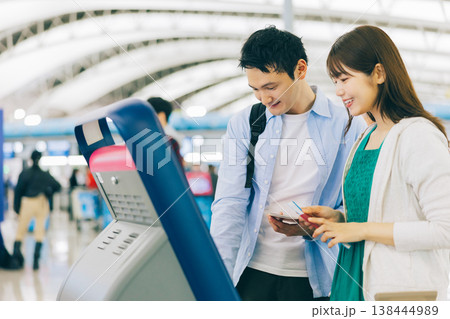 空港でセルフチェックインをするカップル　「撮影協力：関西国際空港（KIX）」 138444989