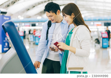 空港でセルフチェックインをする夫婦　「撮影協力：関西国際空港（KIX）」 138444990