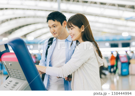 空港でセルフチェックインをする夫婦　「撮影協力：関西国際空港（KIX）」 138444994