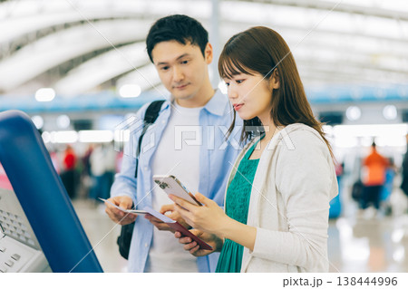 空港でセルフチェックインをするカップル　「撮影協力：関西国際空港（KIX）」 138444996