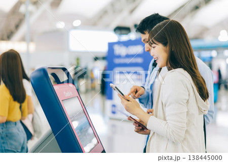 空港でセルフチェックインをするカップル　「撮影協力：関西国際空港（KIX）」 138445000