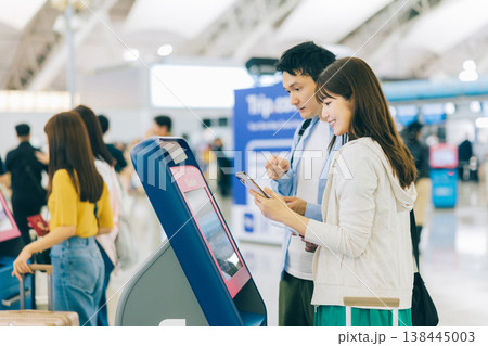 空港でセルフチェックインをするカップル 「撮影協力:関西国際空港(KIX)」 空港でセルフチェックインをするカップル 「撮影協力:関西国際空港(KIX)」 138445003