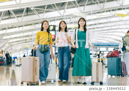 海外旅行へ出掛ける空港の女性3人組 「撮影協力:関西国際空港(KIX)」 海外旅行へ出掛ける空港の女性3人組 「撮影協力:関西国際空港(KIX)」 138445012