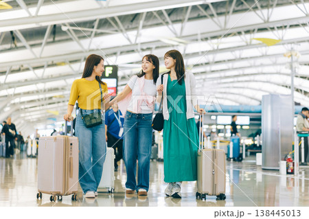 海外旅行へ出掛ける空港の女性3人組 「撮影協力:関西国際空港(KIX)」 海外旅行へ出掛ける空港の女性3人組 「撮影協力:関西国際空港(KIX)」 138445013