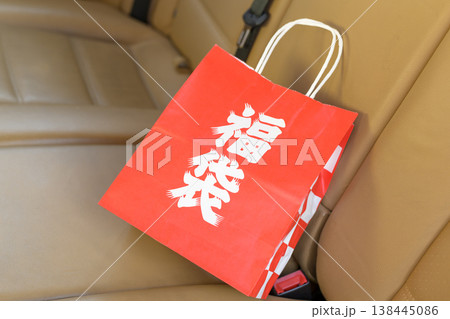 高級車のシートに置かれた福袋 高級車のシートに置かれた福袋 138445086