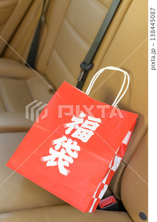高級車のシートに置かれた福袋 高級車のシートに置かれた福袋 138445087
