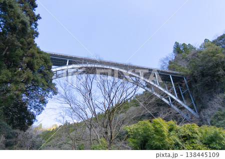 下から覗く高千穂大橋 下から覗く高千穂大橋 138445109