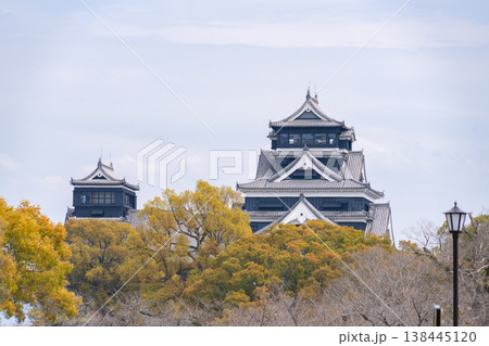 新緑の木々の間にそびえる熊本城・天守閣 新緑の木々の間にそびえる熊本城・天守閣 138445120