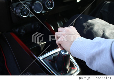 マニュアルのスポーツカー運転イメージ写真 138445124