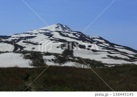 雪解けの雪解けが始まった善神沼 138445145