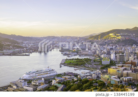 鍋冠山展望台から見る長崎の絶景(長崎県長崎市・鍋冠山) 鍋冠山展望台から見る長崎の絶景(長崎県長崎市・鍋冠山) 138445199