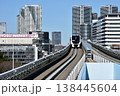 東京都　豊洲市場付近を走行する新交通ゆりかもめ 138445604
