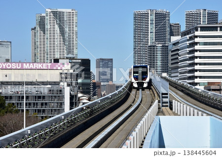 東京都　豊洲市場付近を走行する新交通ゆりかもめ 138445604