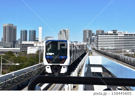 東京都　豊洲市場付近を走行する新交通ゆりかもめ 138445605