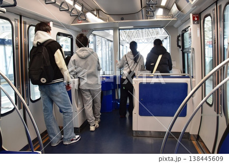東京都　新交通ゆりかもめ車内と車窓 138445609