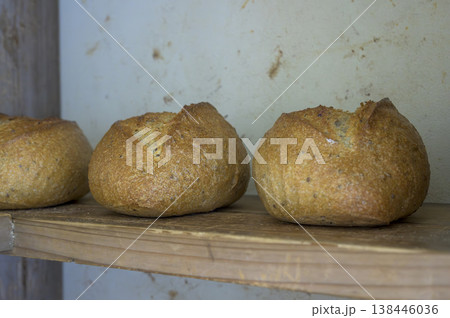 昔ながらのブーランジュリー（パン屋）の棚に並べられたカンパーニュ（田舎パン） 138446036