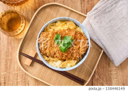 カツ丼 三つ葉を添えたとんかつの卵とじ丼 カツ丼 三つ葉を添えたとんかつの卵とじ丼 138446149