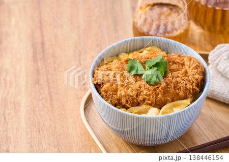 カツ丼 三つ葉を添えたとんかつの卵とじ丼 カツ丼 三つ葉を添えたとんかつの卵とじ丼 138446154
