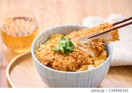 カツ丼 三つ葉を添えたとんかつの卵とじ丼 カツ丼 三つ葉を添えたとんかつの卵とじ丼 138446161