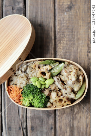 曲げわっぱに入れたマスタードチキンとたっぷり野菜の500キロカロリー以下のヘルシー弁当 138447543