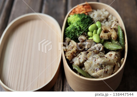 曲げわっぱに入れたマスタードチキンとたっぷり野菜の500キロカロリー以下のヘルシー弁当 曲げわっぱに入れたマスタードチキンとたっぷり野菜の500キロカロリー以下のヘルシー弁当 138447544
