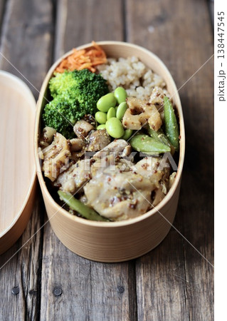 曲げわっぱに入れたマスタードチキンとたっぷり野菜の500キロカロリー以下のヘルシー弁当 曲げわっぱに入れたマスタードチキンとたっぷり野菜の500キロカロリー以下のヘルシー弁当 138447545
