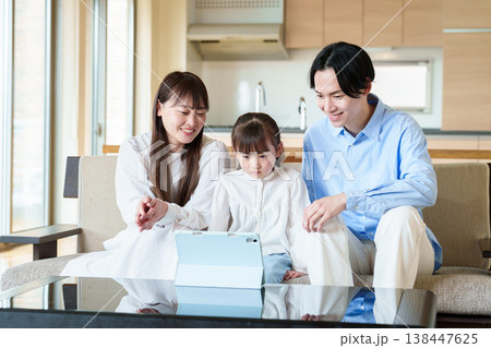 タブレットを見る家族 親子 夫婦 女の子 タブレットを見る家族 親子 夫婦 女の子 138447625
