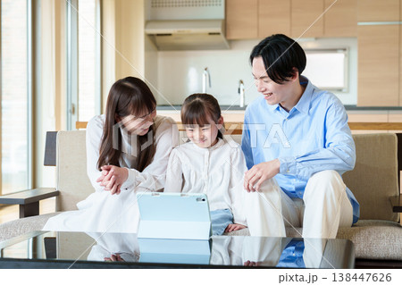 タブレットを見る家族　親子　夫婦　女の子 138447626
