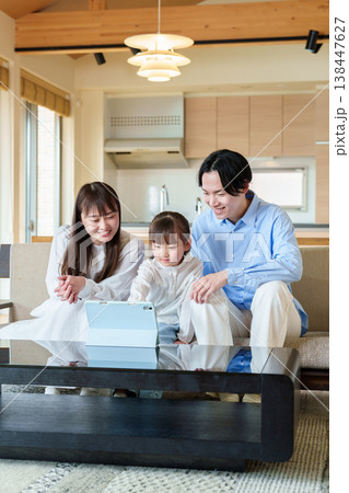 タブレットを見る家族 親子 夫婦 女の子 タブレットを見る家族 親子 夫婦 女の子 138447627