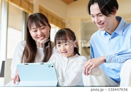 タブレットを見る家族　親子　夫婦　女の子 138447636