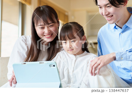 タブレットを見る家族 親子 夫婦 女の子 タブレットを見る家族 親子 夫婦 女の子 138447637