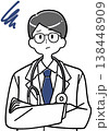 腕を組んで悩む男性医師 138448909