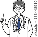 指差しで説明する男性医師 138448910