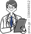 バインダーを持って記入する男性医師 138448912