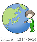 地球をだきしめる子供 138449010