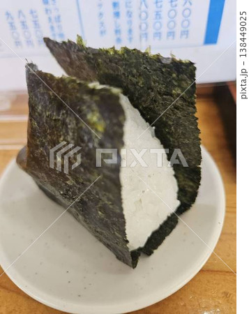 シンプルで美味しい海苔おにぎり シンプルで美味しい海苔おにぎり 138449025
