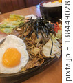 目玉焼きが乗った熱々焼きそば 138449028