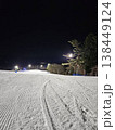 静寂に包まれた夜のスキー場ナイター風景 138449124