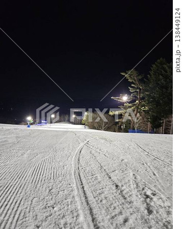 静寂に包まれた夜のスキー場ナイター風景 静寂に包まれた夜のスキー場ナイター風景 138449124