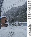 雪が降る田舎町の静かな雪道 138449127