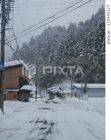 雪が降る田舎町の静かな雪道 雪が降る田舎町の静かな雪道 138449127