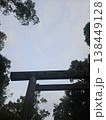青空に伸びる神社の鳥居を見上げて 138449128