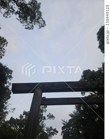 青空に伸びる神社の鳥居を見上げて 138449128