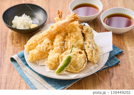 天ぷら盛り合わせ 海老・白身魚・なす・ししとう・さつまいも 天ぷら盛り合わせ 海老・白身魚・なす・ししとう・さつまいも 138449202