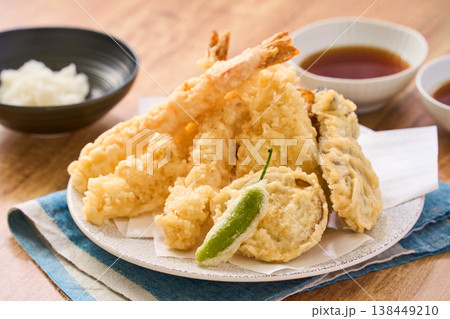 天ぷら盛り合わせ 海老・白身魚・なす・ししとう・さつまいも 138449210