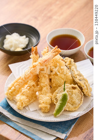 天ぷら盛り合わせ 海老・白身魚・なす・ししとう・さつまいも 天ぷら盛り合わせ 海老・白身魚・なす・ししとう・さつまいも 138449220