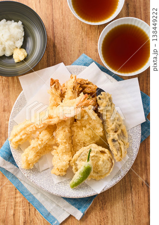 天ぷら盛り合わせ 海老・白身魚・なす・ししとう・さつまいも 138449222