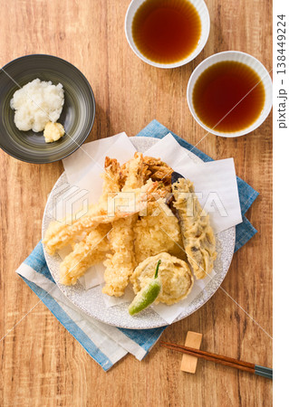 天ぷら盛り合わせ 海老・白身魚・なす・ししとう・さつまいも 138449224