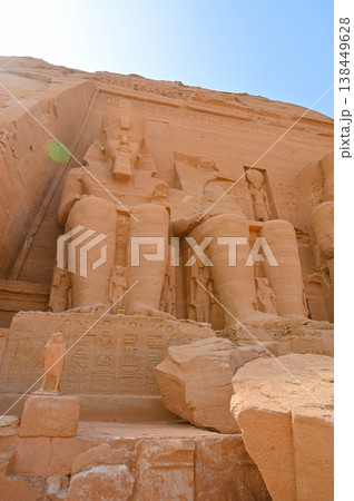 アブ・シンベル神殿　大神殿 (ラムセス2世巨像左側2体) 138449628