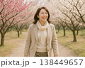 桜並木を歩く女性 138449657